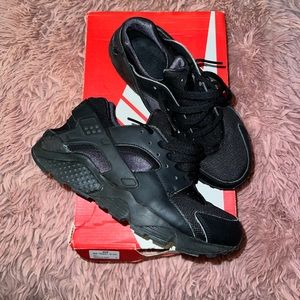 Nike huarache run all black sneakers